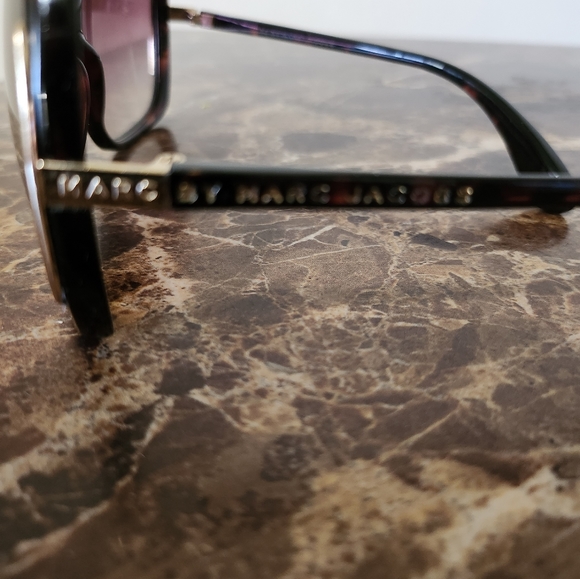 GUC Marc Jacob's Sunglasses Has a Glare on Lens - Picture 8 of 10
